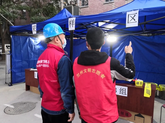 甘肃兰州西固供电分公司党员服务队队员为福利路街道红星社区核酸检测采集点接入电源