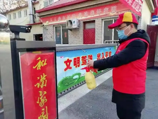 10月24日,河北邯郸鸡泽供电公司志愿者在分包责任小区开展疫情防控消杀工作