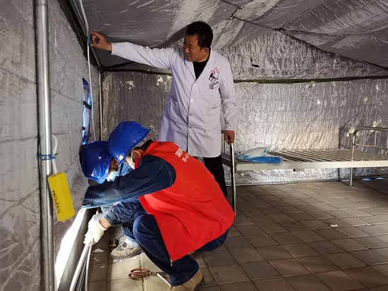 10月22日,甘肃酒泉肃州供电公司总寨供电所党员为防疫前线卫生院、集中观测点、核酸检测点搭接临时电源