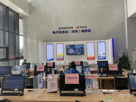 西咸新区政务服务(秦汉)中心电子税务(体验)辅导区(杨薇 摄)