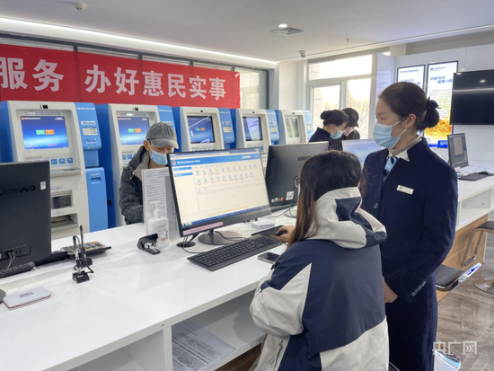 西咸新区政务服务(泾河)中心工作人员为市民讲解流程(杨薇 摄)
