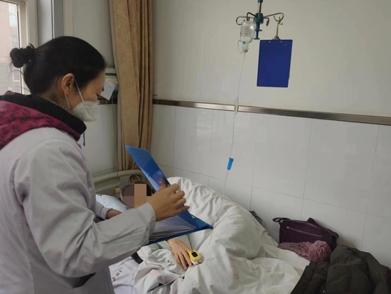 居民在社区卫生服务中心得到医护精心治疗