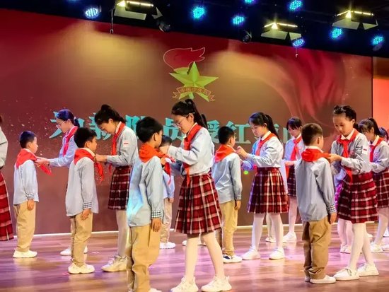 为新队员授红领巾