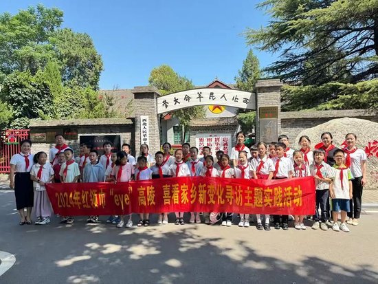 少先队员们在西北民大旧址博物馆前合影