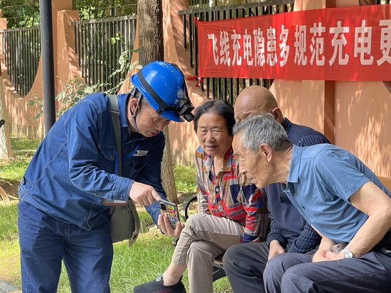 席绪良扎根电力服务一线,宣传用电安全知识