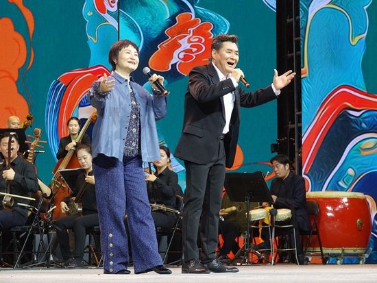 两位“二度梅”李梅与李东桥携手共唱
