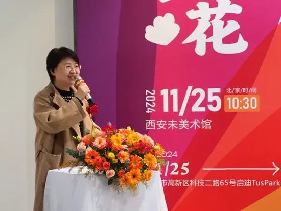 陕西省妇女书画协会副会长廖伟芳开场介绍展览概况