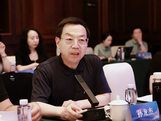 (图六)陕西科大高新国际文化科技集团、西安科技大学高新学院董事长、商会副会长孙龙杰