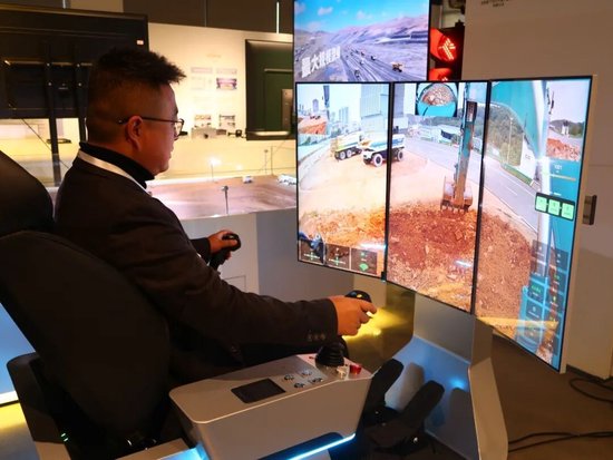 来自西安的自媒体博主田斌体验希迪智驾远程驾驶舱。