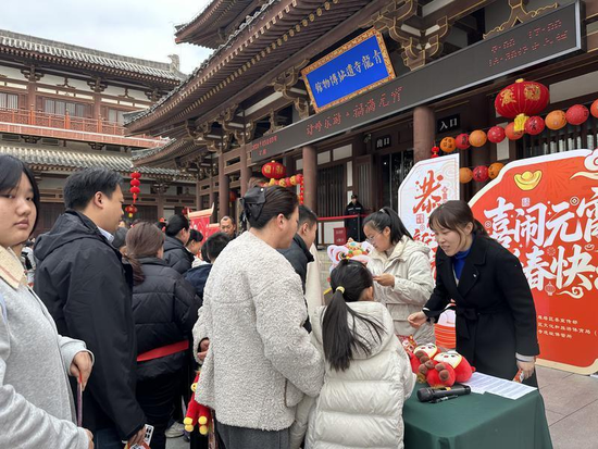 “慧心猜谜”区域人气满满