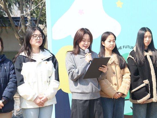 （图二）团委老师赵荣玉宣读绿色环保倡议书