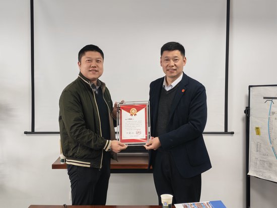 蔡亮副书记代表理事长姜波为校友颁发慰问信