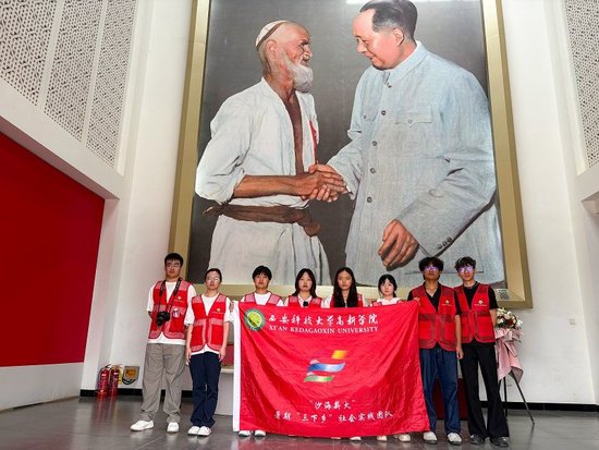 （图一）毛主席与库尔班·吐鲁木大叔紧紧握手的画像