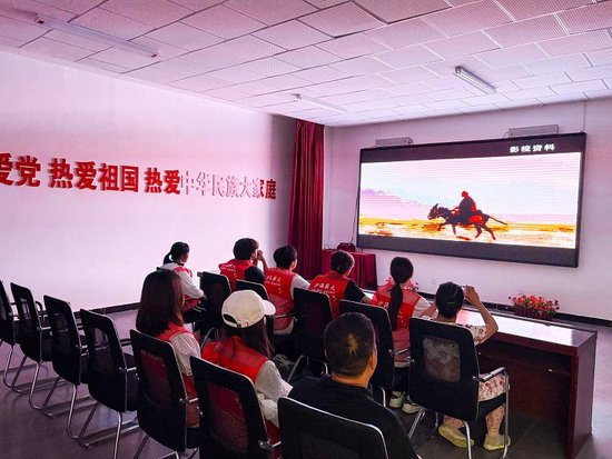 （图二组图）实践团队员在库尔班·吐鲁木纪念堂研学