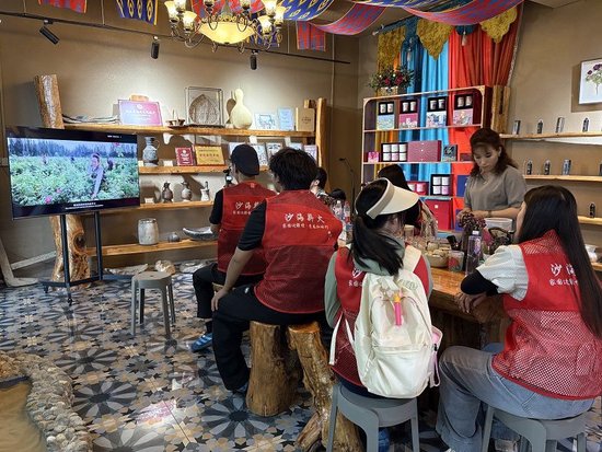 （图四组图）实践团成员参观工厂