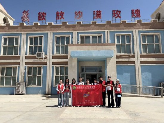 （图三）实践团走进新疆欲放沙漠玫瑰生物科技有限公司
