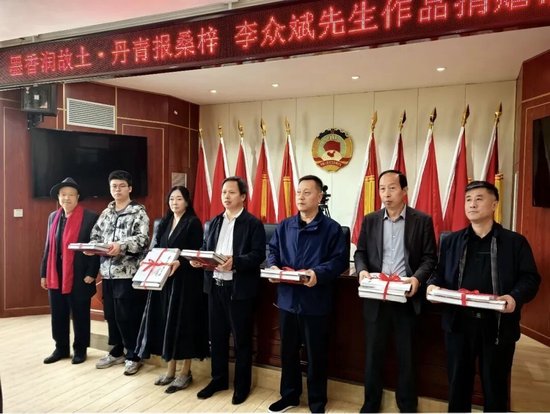 △李众斌先生为武功相关单位捐赠画册