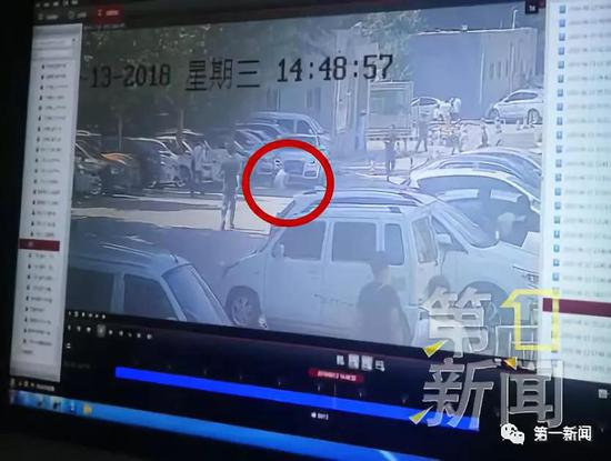 红圈内为张先生的母亲和女儿蹲在车头前↑↑
