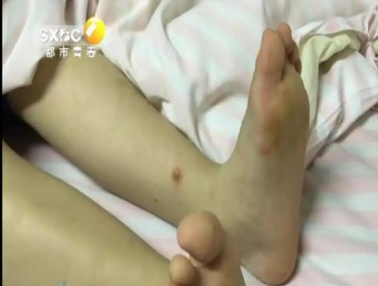 而在群里的消息中,有家長寫道,小班老師讓家長不要說出幼兒園名字。