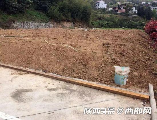 目前房屋硬化場(chǎng)院復(fù)綠整改工作正在進(jìn)行中。