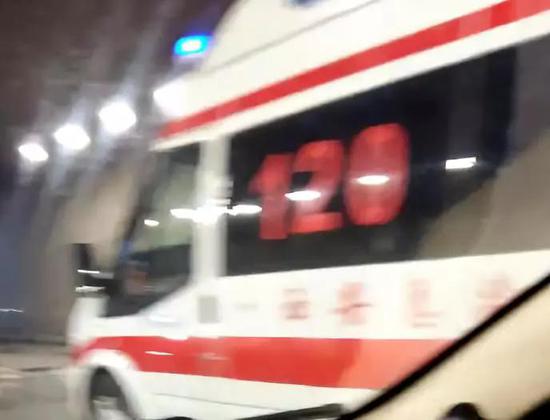 現(xiàn)場可以看到私家車的車頭損毀嚴重