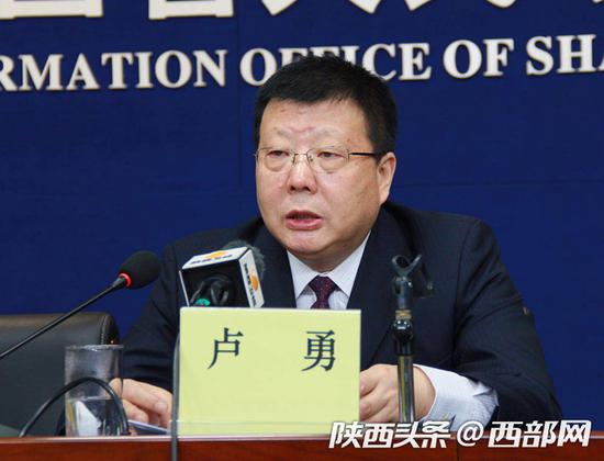 陕西省国土资源厅副厅长卢勇在发布会上介绍不动产登记改革有关情况。