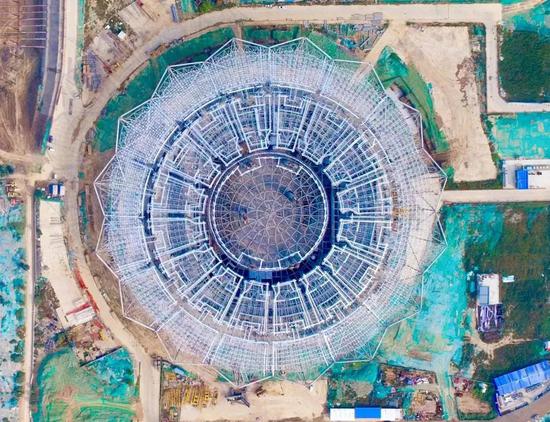 ▲2018年10月8日體育館鋼結(jié)構(gòu)封頂（一）