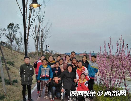 張小俠和孩子們在一起。
