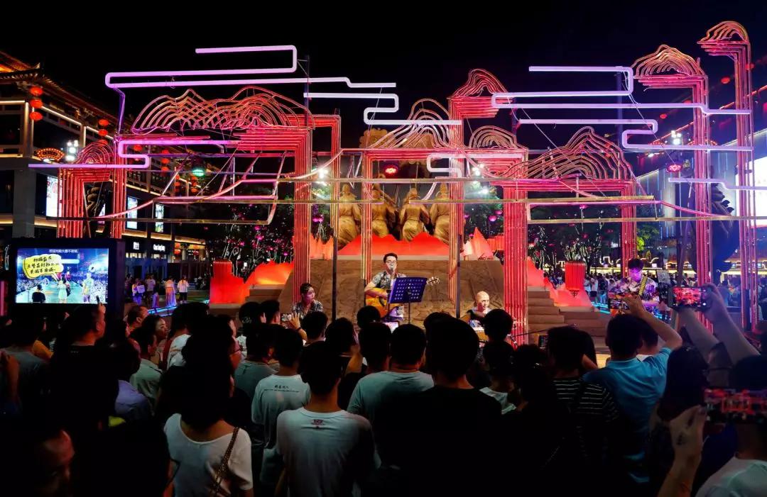 游客在西安曲江大唐不夜城內(nèi)觀看表演。新華社記者&nbsp;劉瀟&nbsp;攝