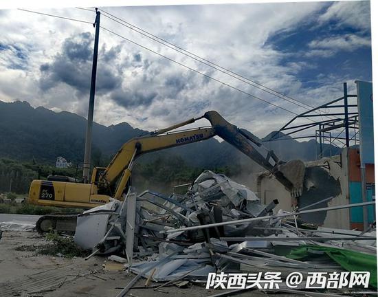  9月3日上午，秦岭山脚下长安区东大街道东祥村，占地1万多平方米的赛车场违建正被拆除。