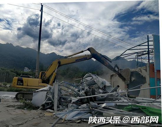 9月3日上午,秦岭山脚下长安区东大街道东祥村,占地1万多平方米的赛车场违建正被拆除。