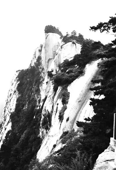 險(xiǎn)峻的華山 本報(bào)記者 周波攝