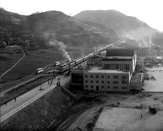 1991年12月26日,西延铁路建成通车。图为首趟列车到达延安火车站。黑枫摄