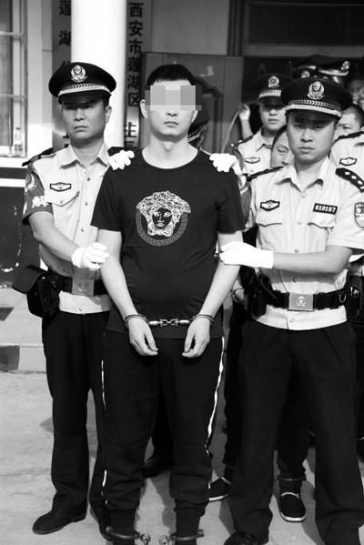 涉黑成员被押出法庭 照片由莲湖分局提供