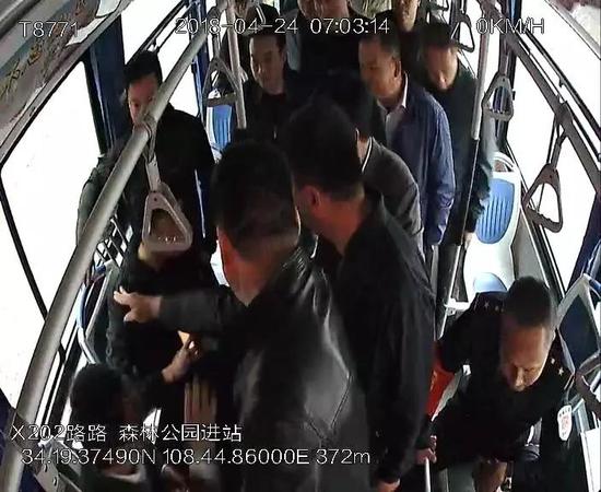 不明身份者殴打工作人员