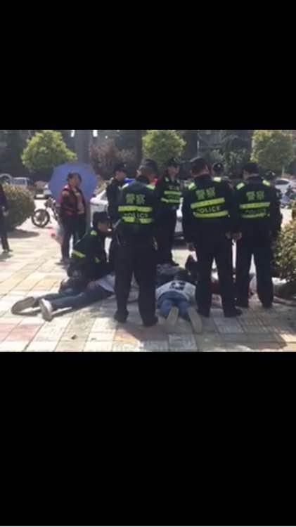 安康金州广场发生持刀伤人事件。 (图片来源网络)