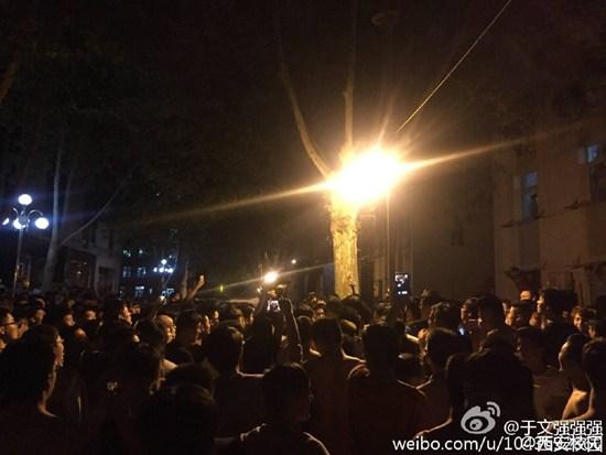 昨天（4月13日）晚上，西安体育学院1500余名学生将一男子围追堵截。图片来自@于文强强强