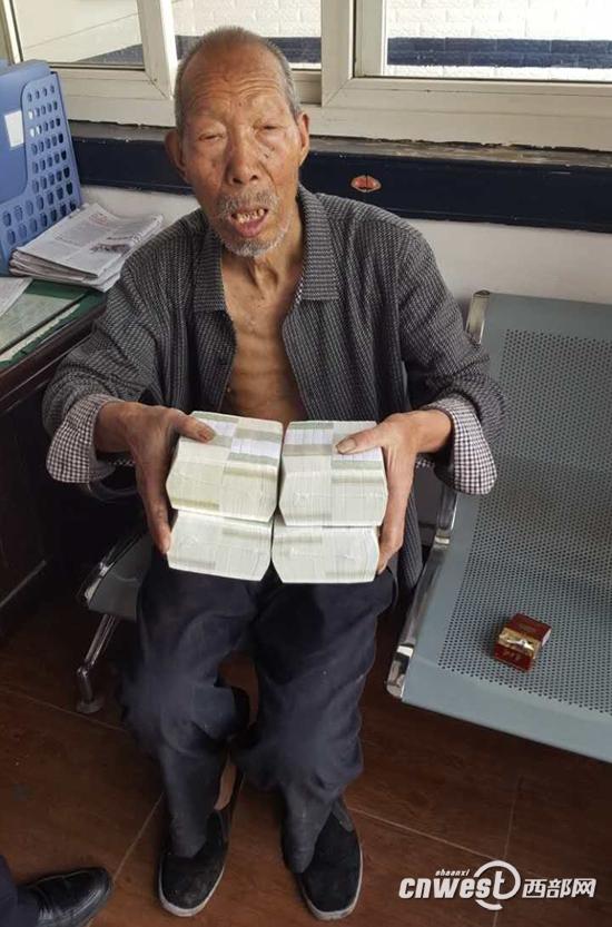 史秉文老人抱著撿來的錢來到派出所。