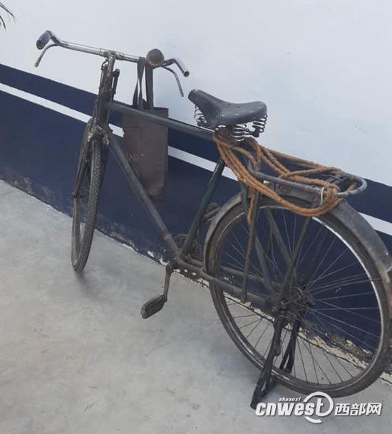 老人那辆没有链条的破旧自行车。