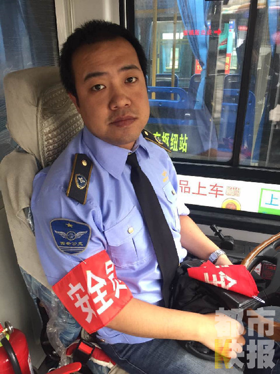 高峰期500路公交一女子喊非禮，眾乘客控制可疑男。