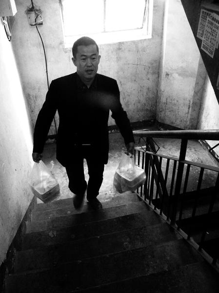 网上接到订单后,刘美玉坐公交车送货上门