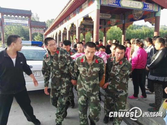 商洛洛南一女童被遗弃路边,消防官兵援手相助。