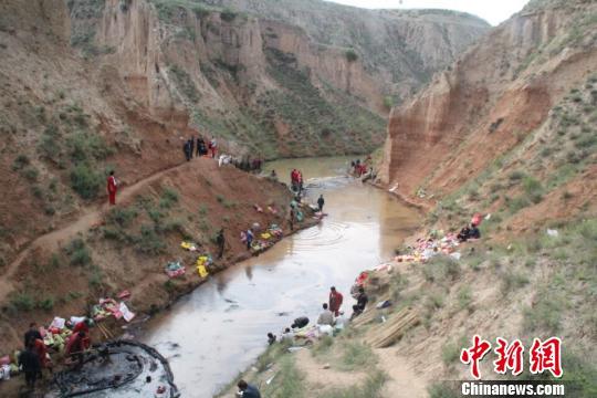 圖為搶險(xiǎn)現(xiàn)場(chǎng)?！『窝?攝
