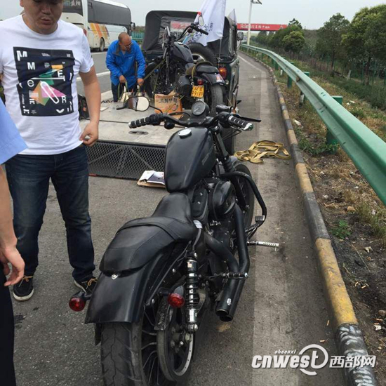 專業(yè)摩托車隊(duì)拖掛上高速，民警成功勸離保安全。