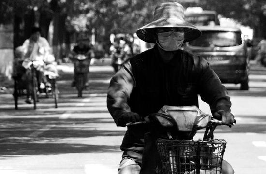 出行的市民將自己裹得嚴(yán)嚴(yán)實(shí)實(shí) 本報記者代澤均攝