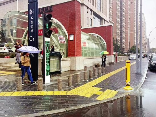 人性化过街设施亮相街头西安将在年底完成50处