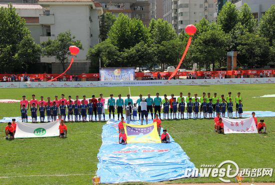 西安市2015—2016年度青少年校园足球联赛市级决赛现场。（资料图）