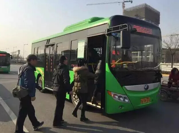 浐灞3条旅游专线的开通运营,连接了浐灞生态区多个景点、商圈及学校等。并与区内公交、地铁3号线相交,区域公交网络再升级。