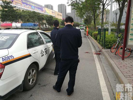 今天早上8點(diǎn)左右，西安市朱雀路南段發(fā)生一起打架事件，兩名男子在沖突中拔出了刀子，一人被刺。