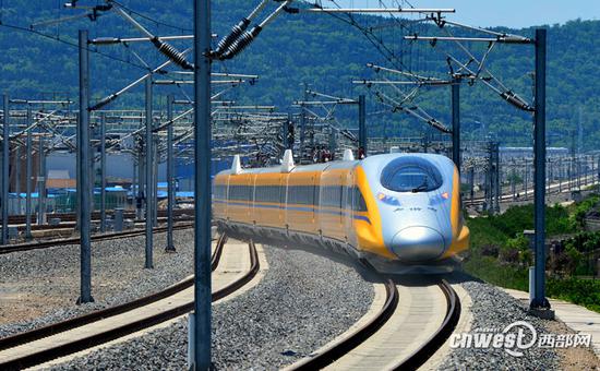 寶蘭高鐵陜西段聯(lián)調(diào)聯(lián)試期間，動檢車對線路進(jìn)行綜合檢查（資料圖）